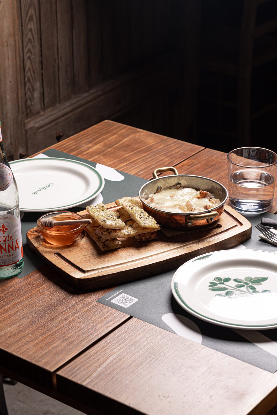 Antipasto de la carta de A'Napule sobre tablero de madera