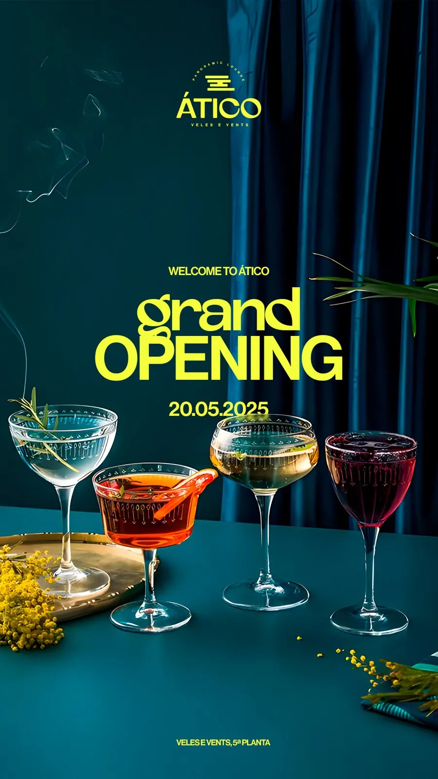Cartel Grand Opening con cuatro cócteles sobre mesa azul petróleo