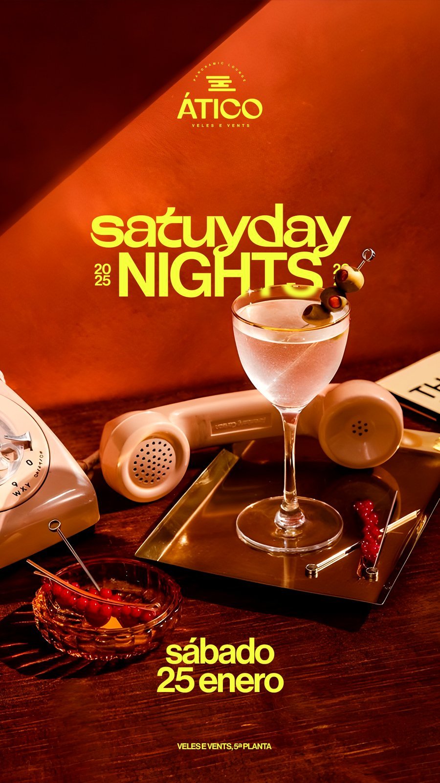 Cartel Satuyday Nights con copa de martini y teléfono vintage sobre fondo coral