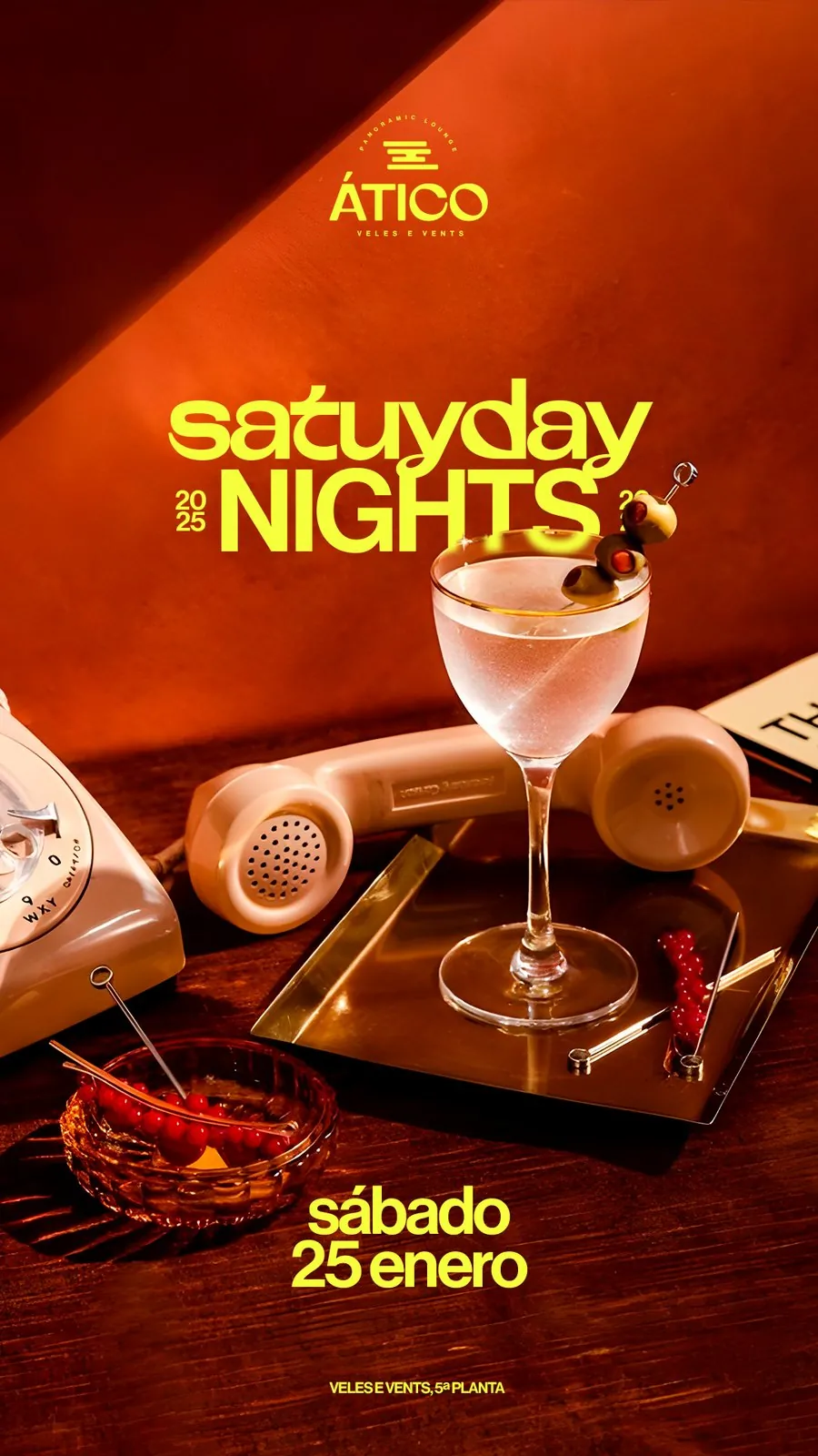 Cartel Satuyday Nights con copa de martini y teléfono vintage sobre fondo coral