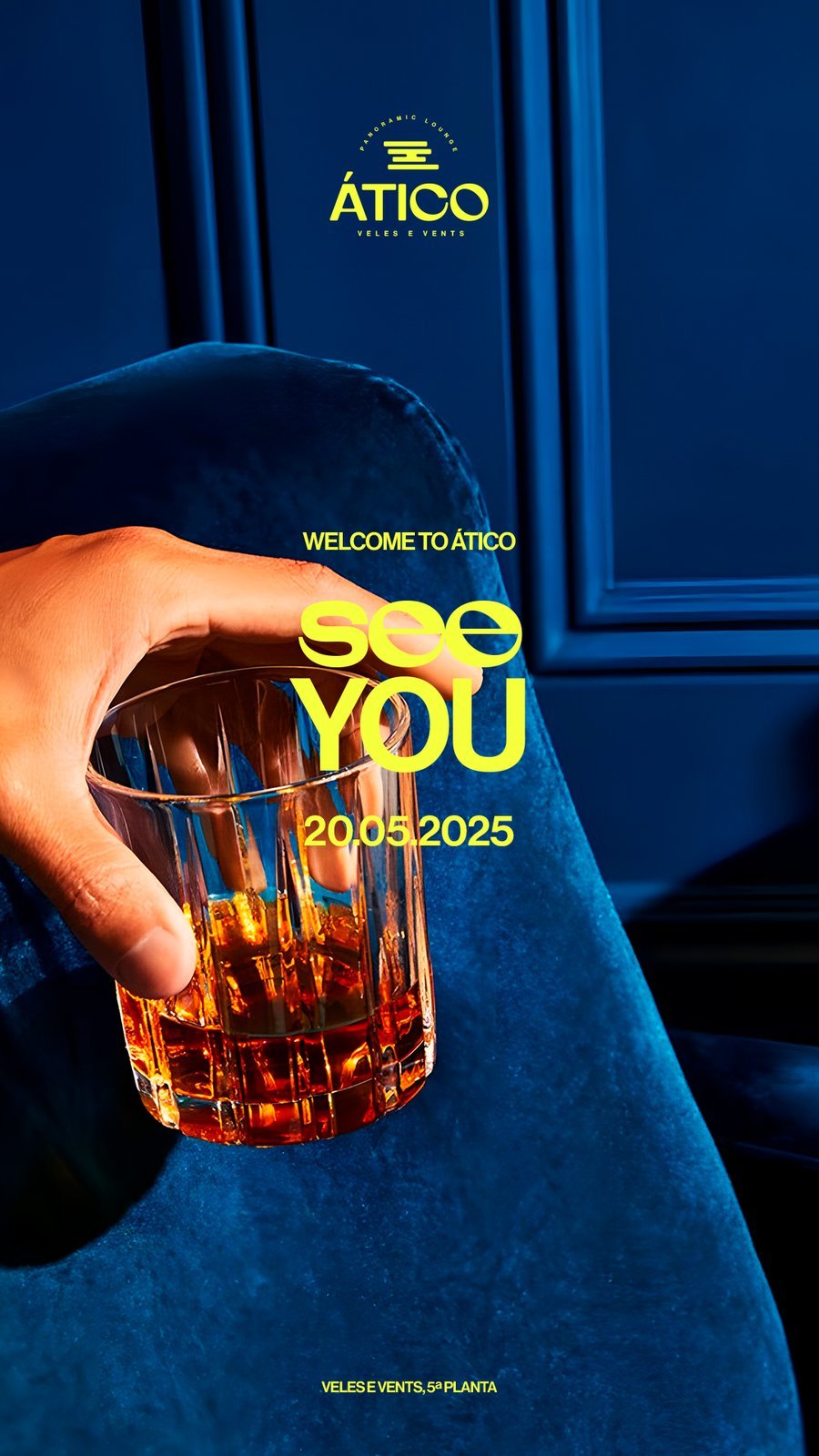 Cartel SEE YOU de ÁTICO con un vaso de whisky sobre tapizado azul marino, tipografía amarilla
