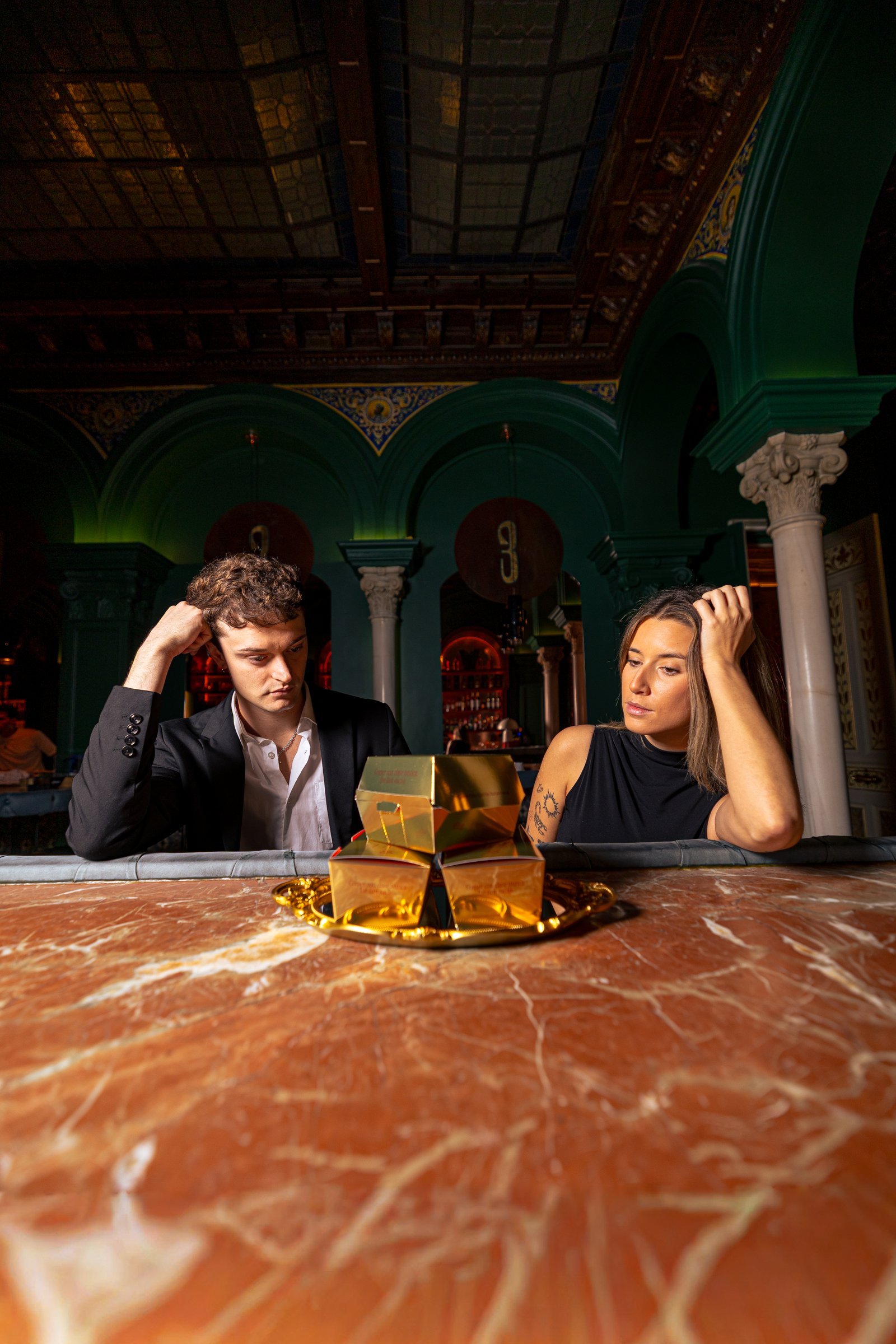Pizza capricciosa con jamón, alcachofas y aceitunas sobre fondo cálido — colaboración Burgaccia y Mamma Pizza