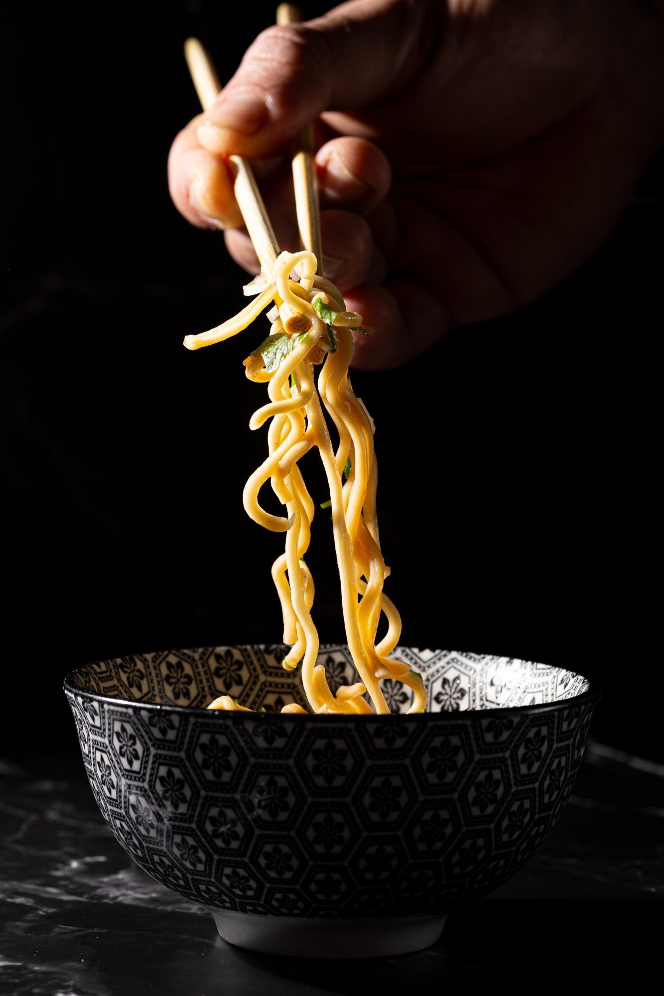 Cuenco de ramen negro con palillos y caldo humeante — fotografía editorial JAPOMEX