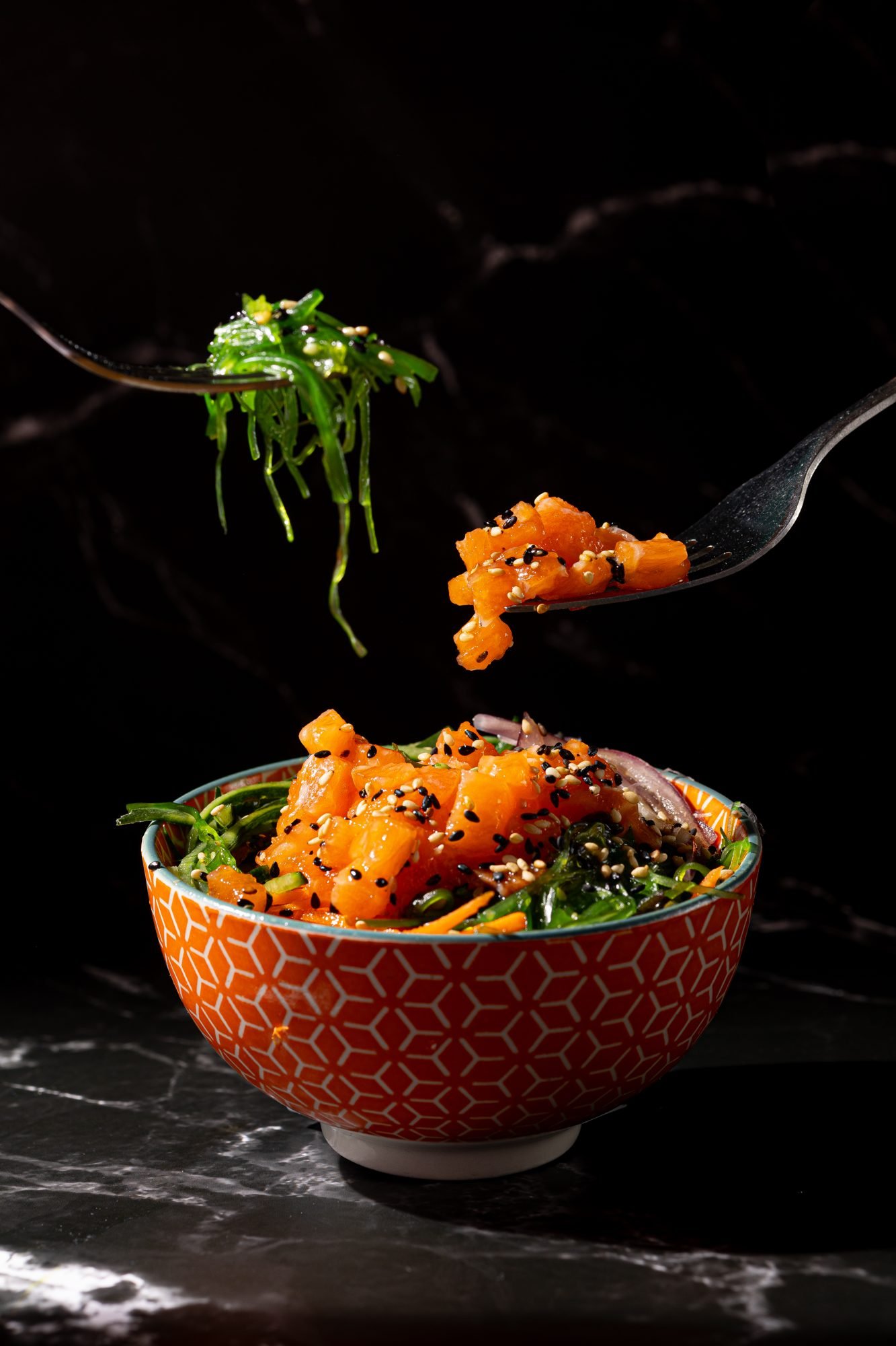Plato de la carta de JAPOMEX sobre fondo negro — sesión gastronómica