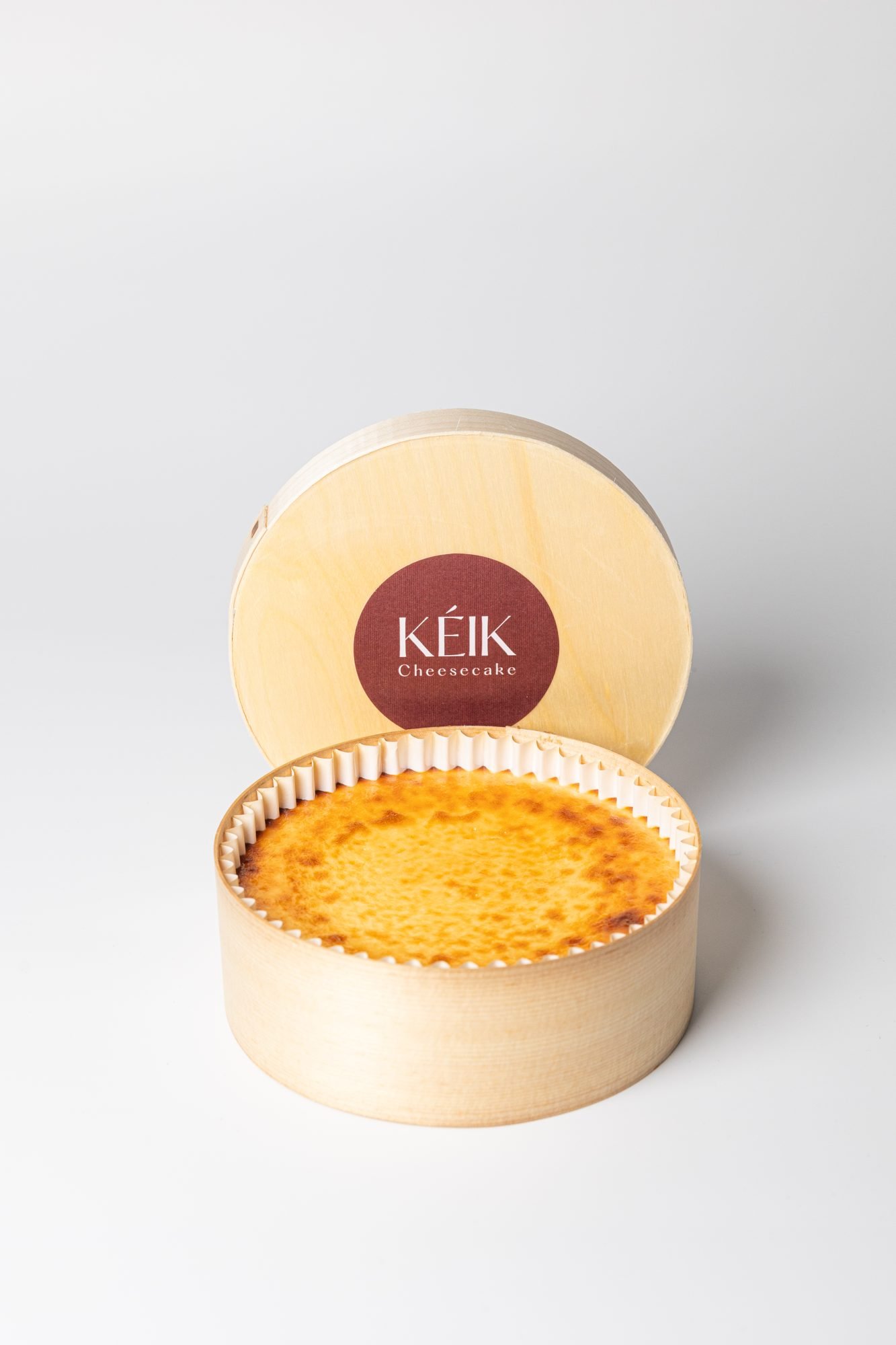 Tarta de queso KÉIK sobre fondo blanco — fotografía de producto