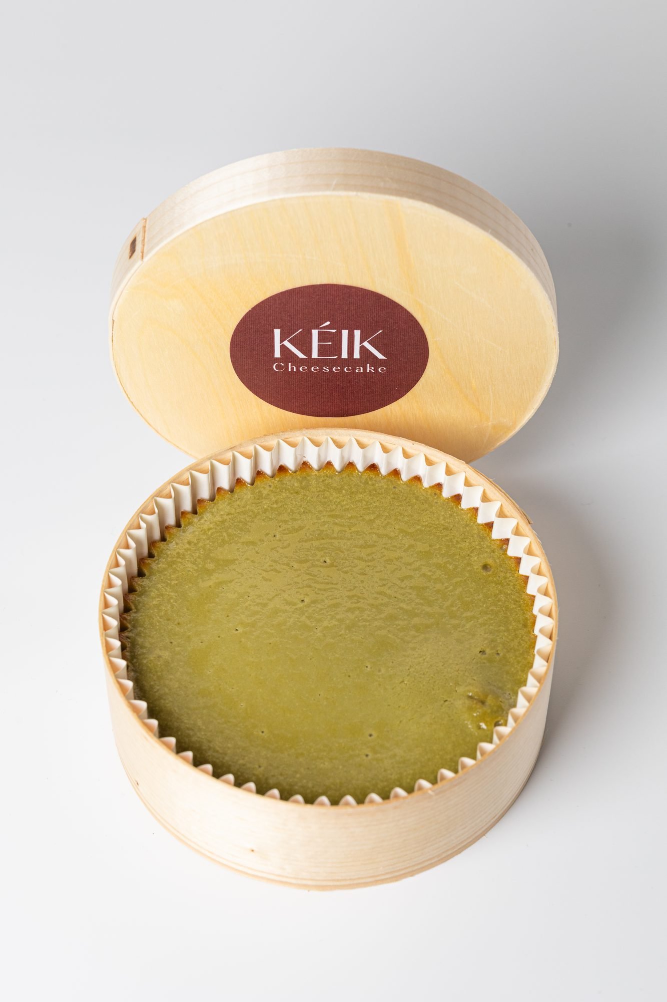 Porción de cheesecake KÉIK con detalle de textura sobre fondo blanco