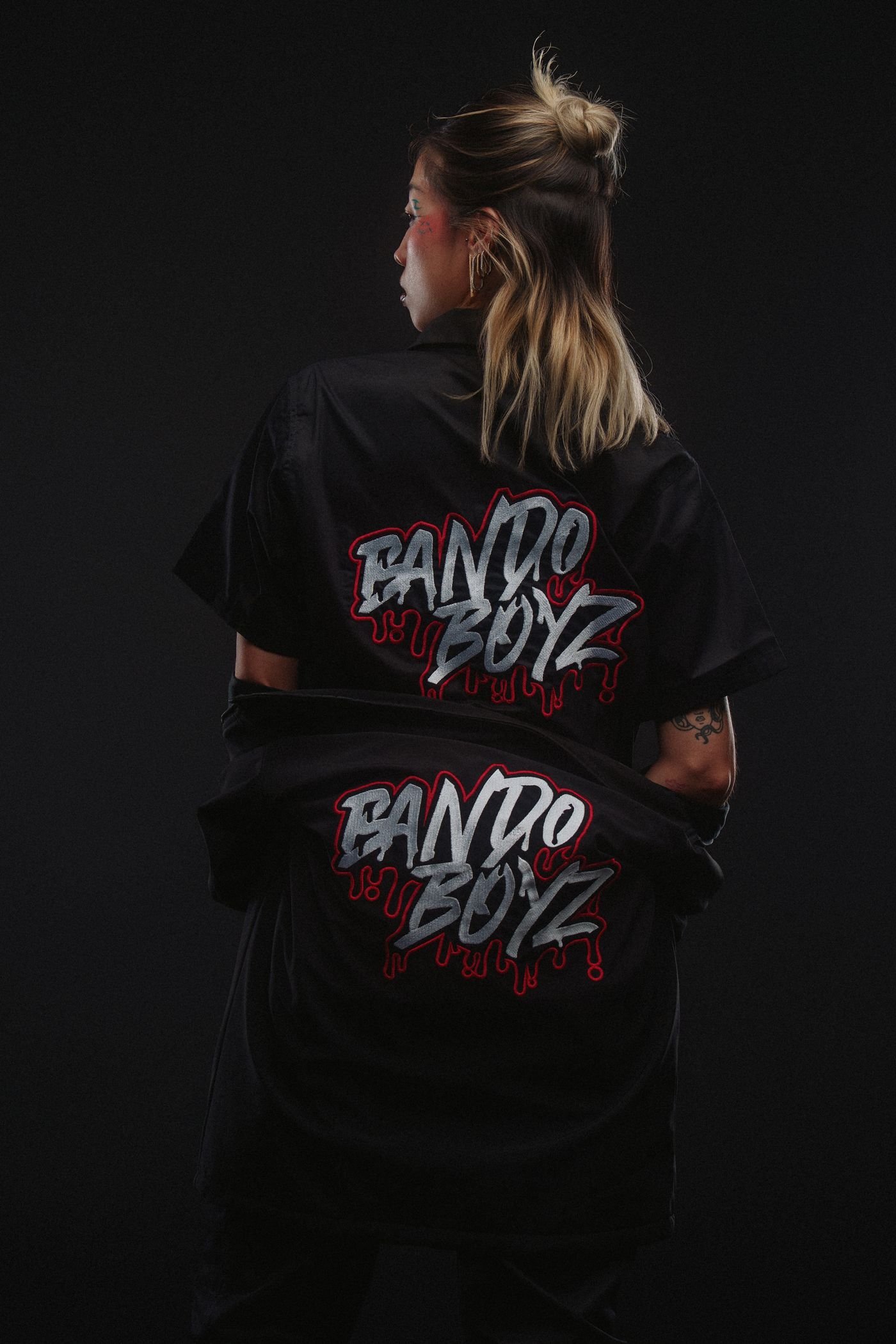 Lookbook BANDO BOYZ: Kidd Keo posando con sudadera oversize de la marca