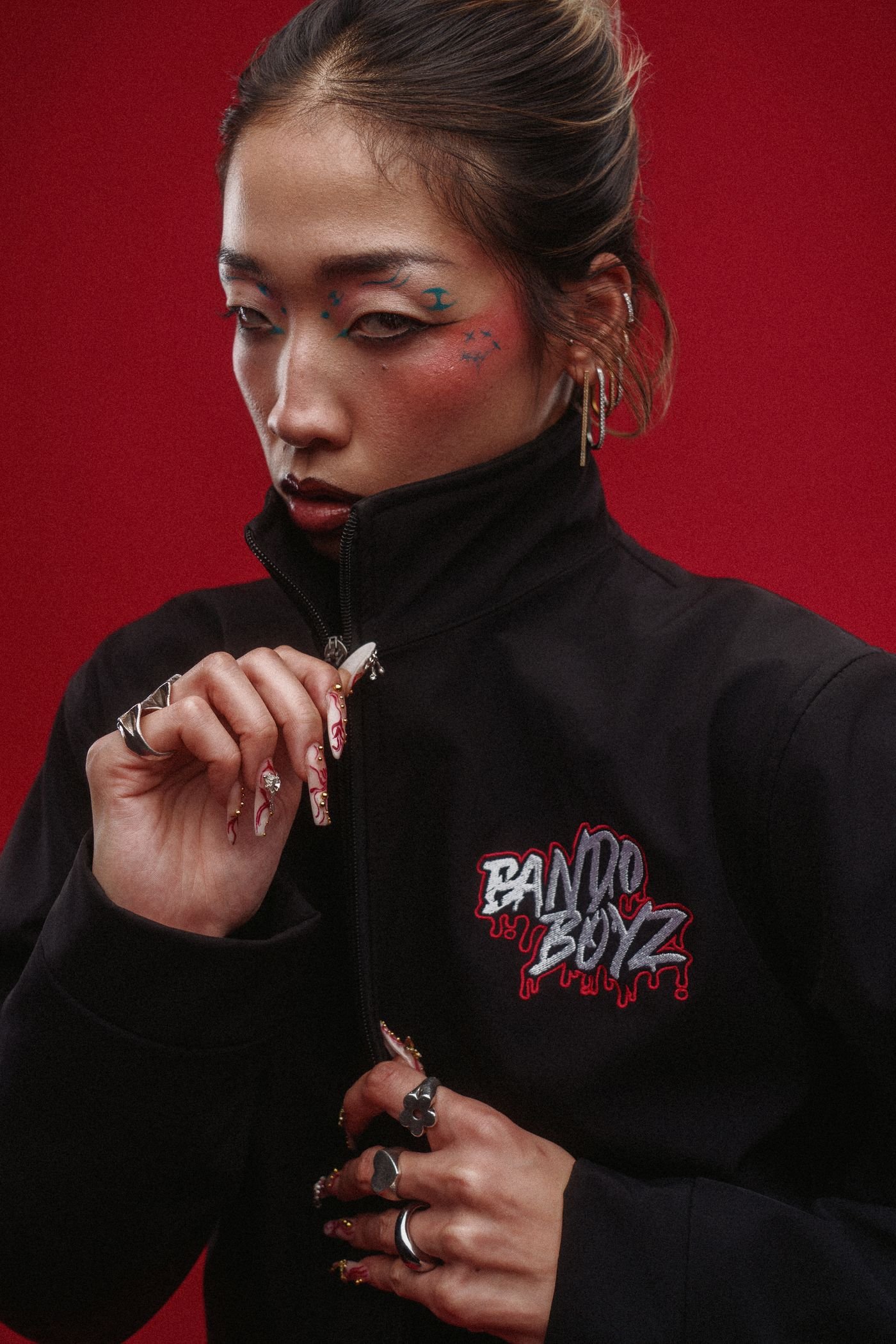 Lookbook BANDO BOYZ: editorial cenital con la prenda colgada