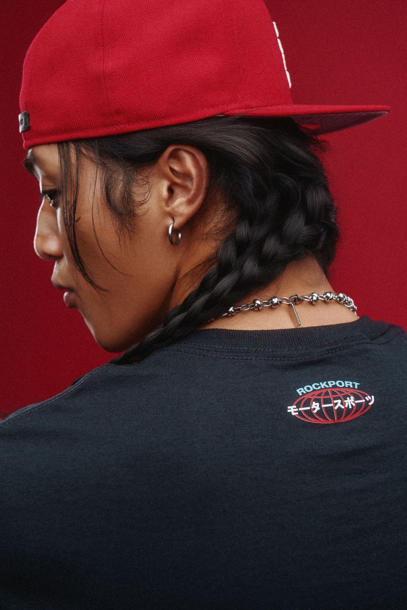 Lookbook BANDO BOYZ: pose frontal con pieza key de la colección