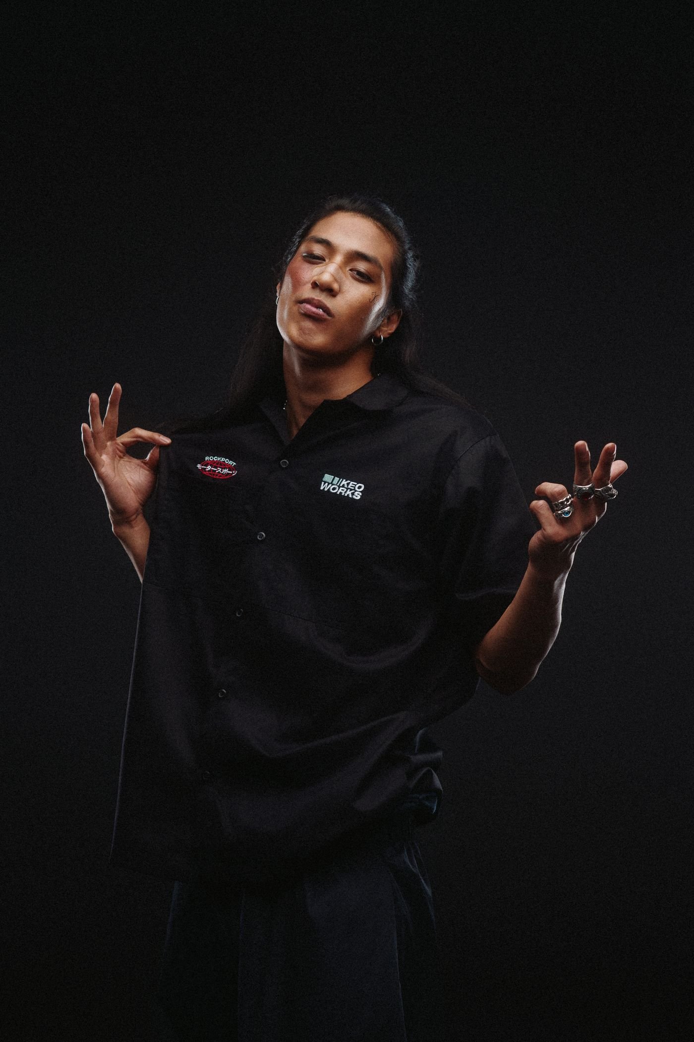 Lookbook BANDO BOYZ: detalle de la pieza con bordado del logotipo