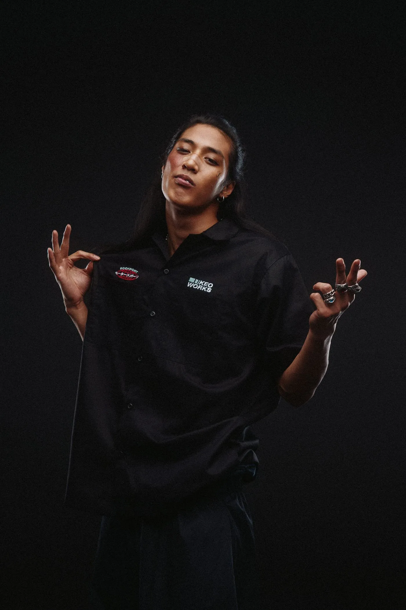 Lookbook BANDO BOYZ: detalle de la pieza con bordado del logotipo