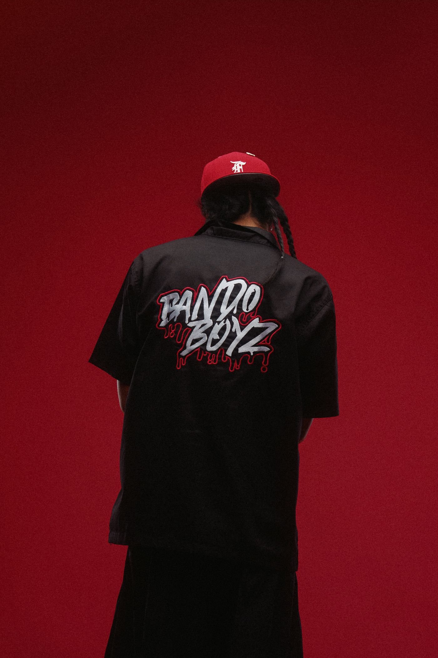 Lookbook BANDO BOYZ: composición editorial en exterior nocturno