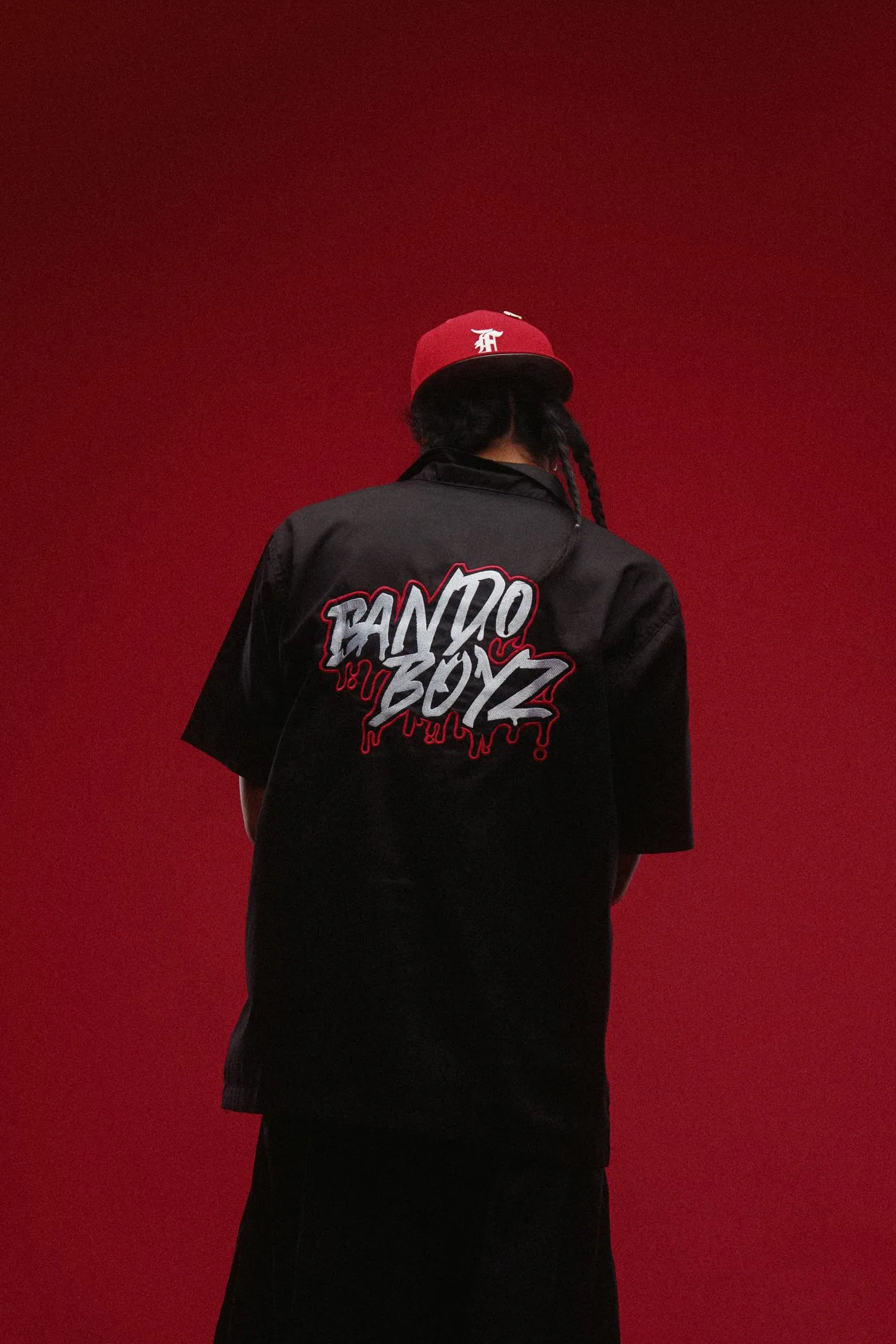 Lookbook BANDO BOYZ: composición editorial en exterior nocturno