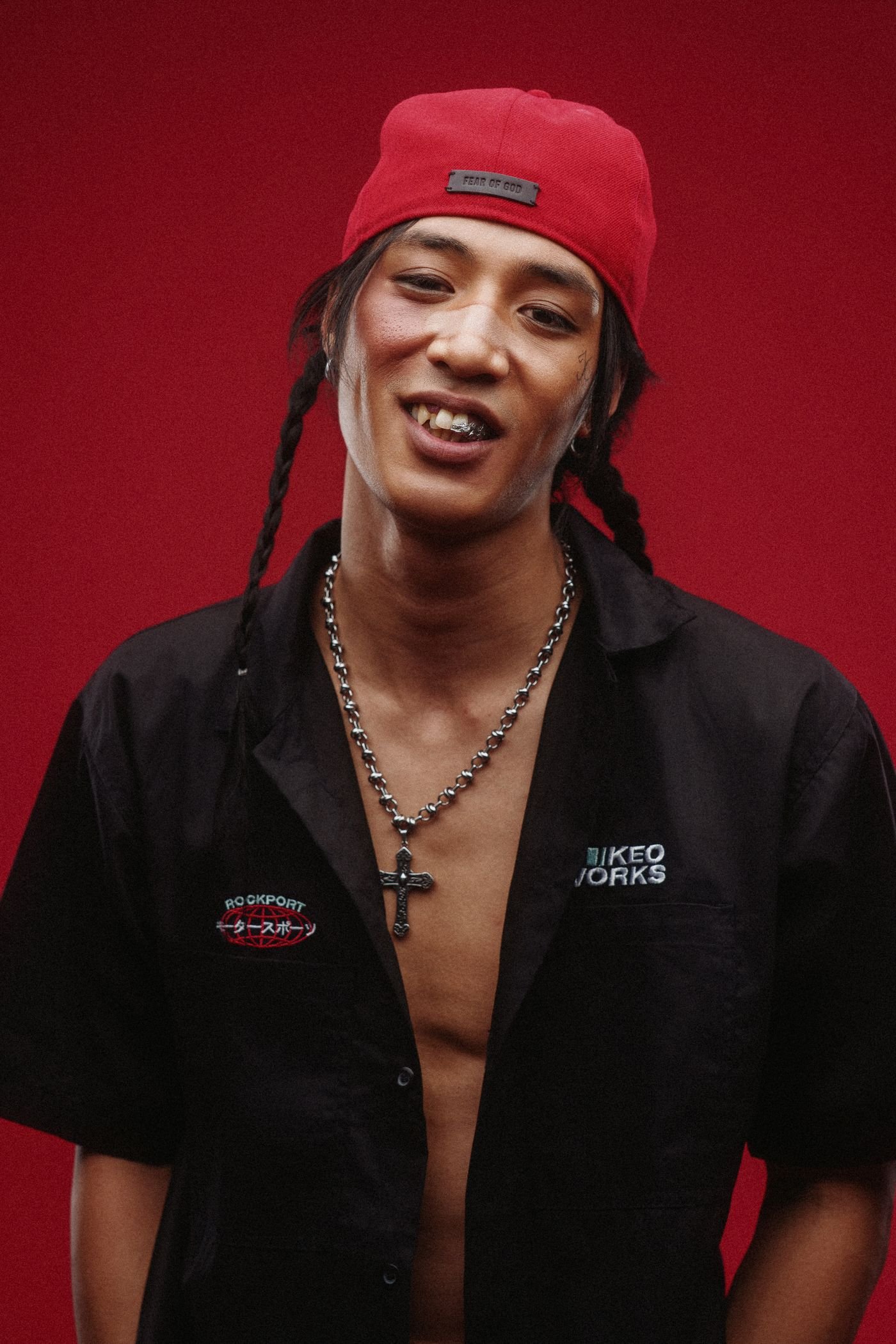 Lookbook BANDO BOYZ: pose lateral con tracksuit completo