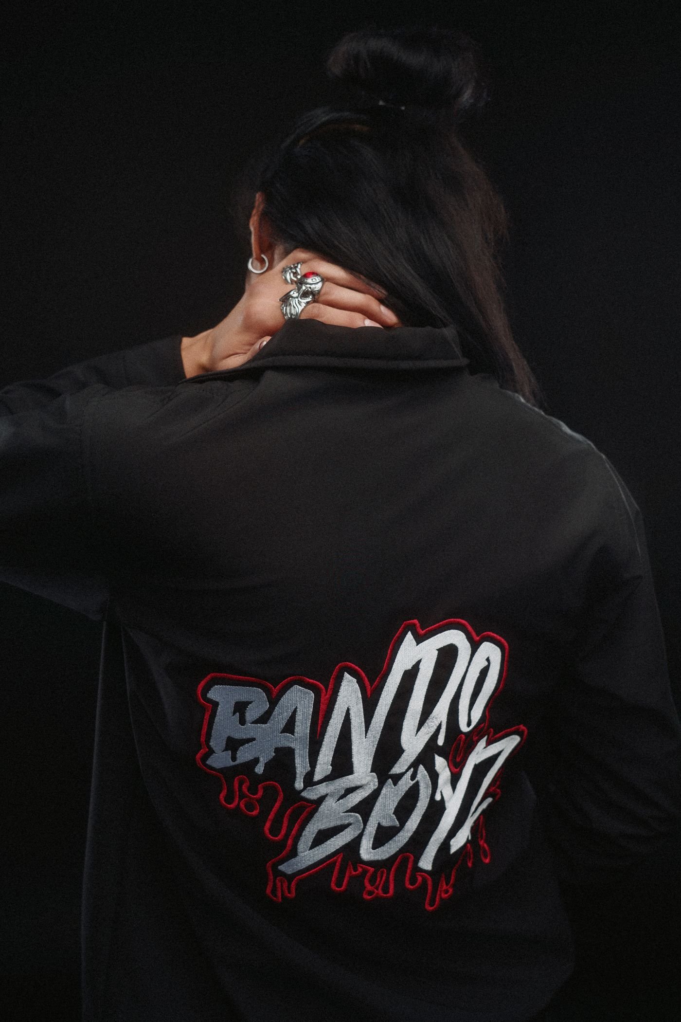Lookbook BANDO BOYZ: fotografía de cuerpo entero con paleta neutra