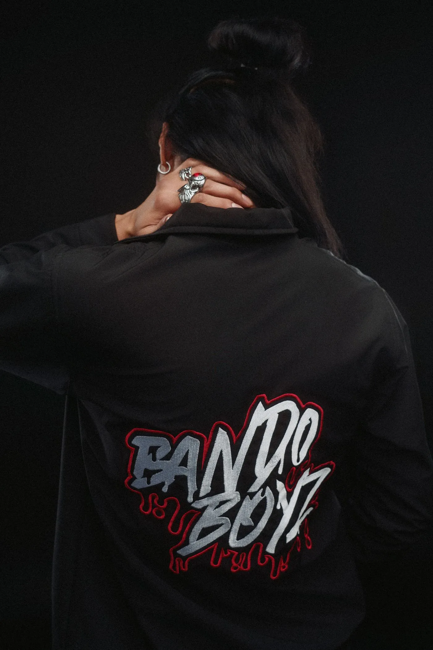 Lookbook BANDO BOYZ: fotografía de cuerpo entero con paleta neutra