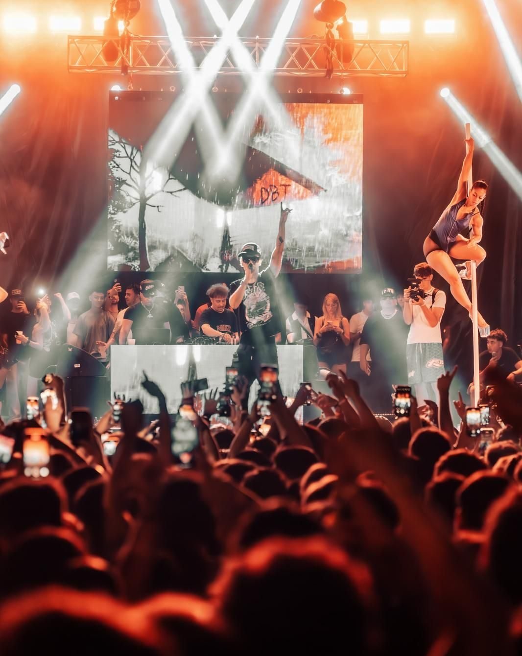 Kidd Keo en festival con la pantalla de DBT al fondo y el público con los móviles encendidos