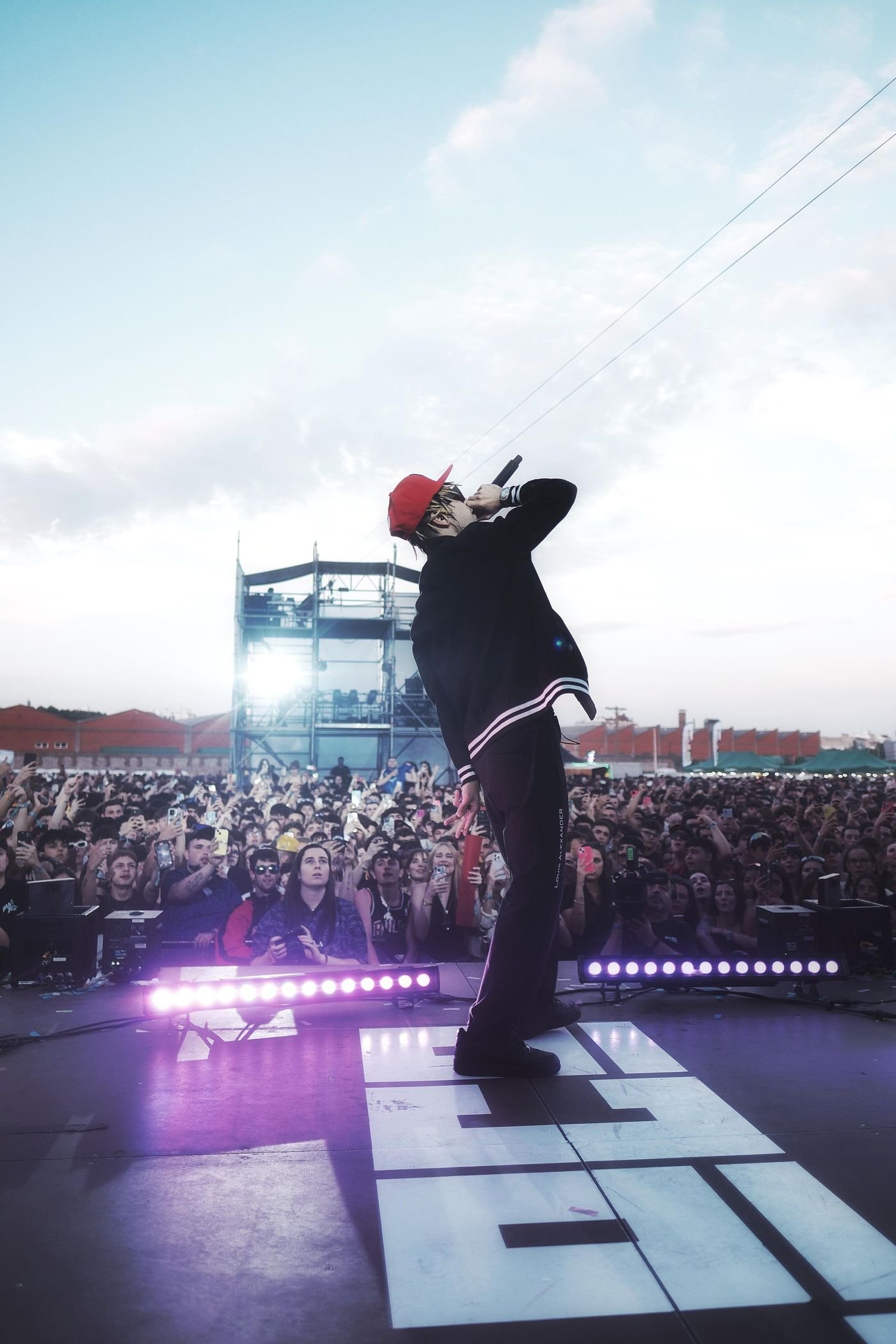 Kidd Keo en concierto, plano cenital del público con los brazos en alto