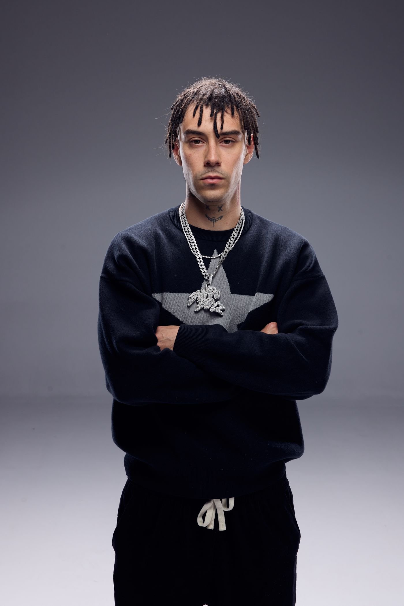 Retrato en estudio de Kidd Keo, rapper de Alicante, mirando a cámara