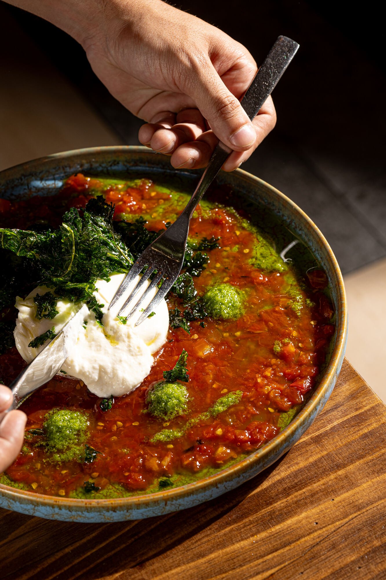 Burrata con kale y salsa de tomate