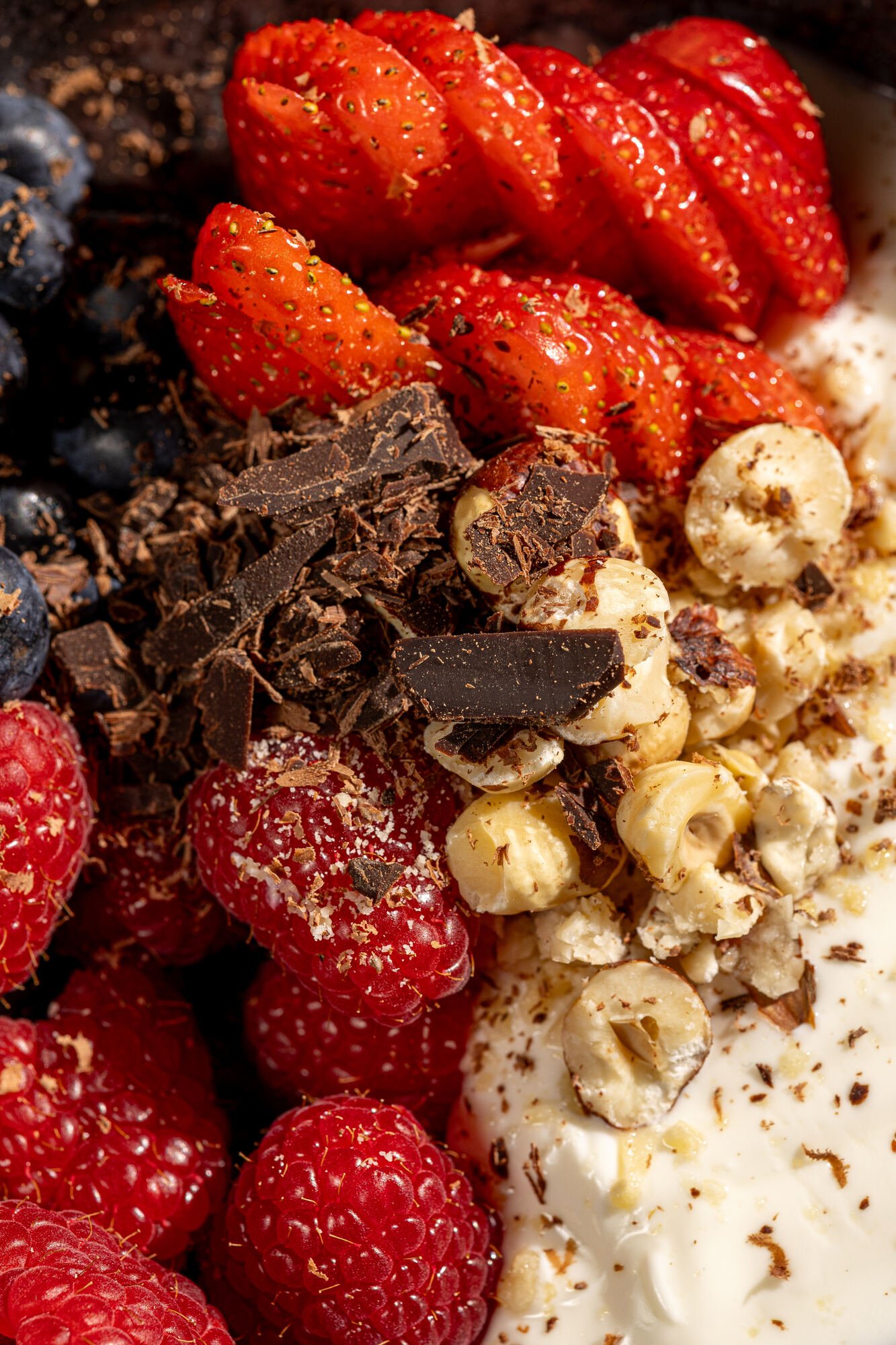 Bowl de fruta con frutos rojos, plátano y avellanas