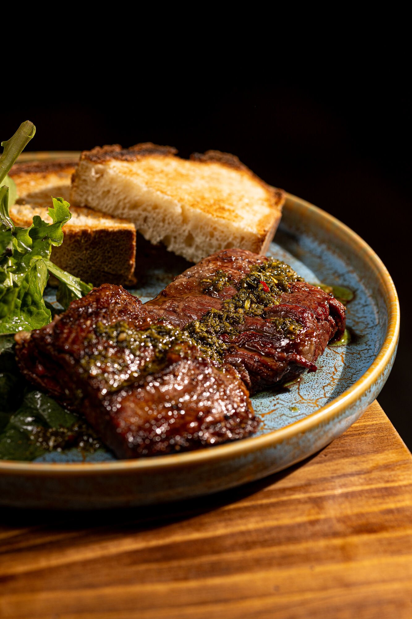 Entrecot con chimichurri y pan tostado