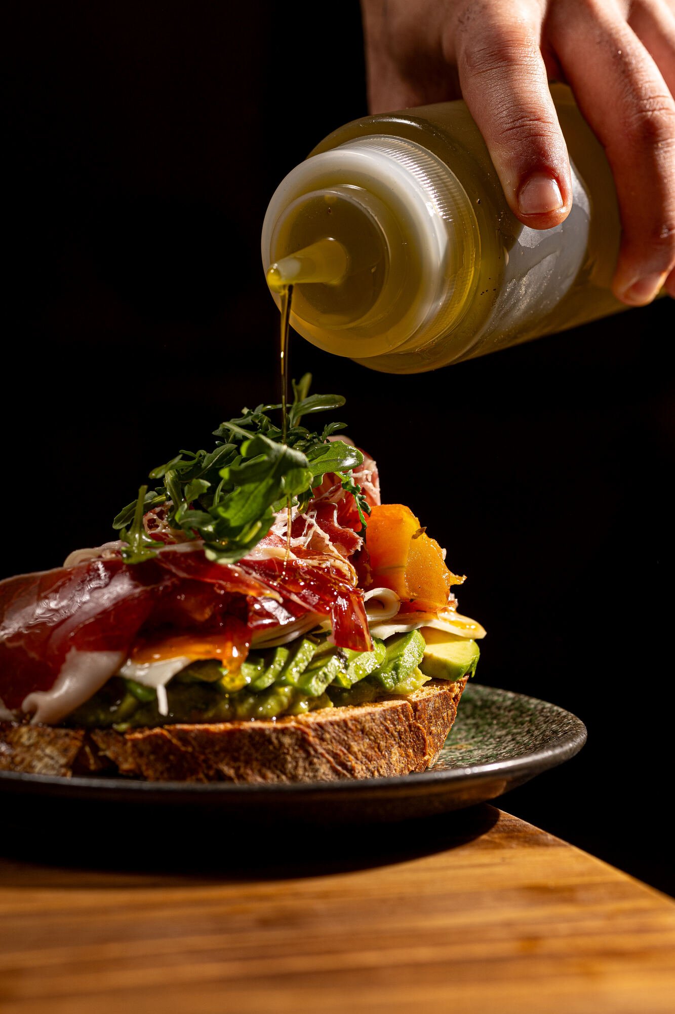 Tostada de aguacate con jamón y aceite de oliva