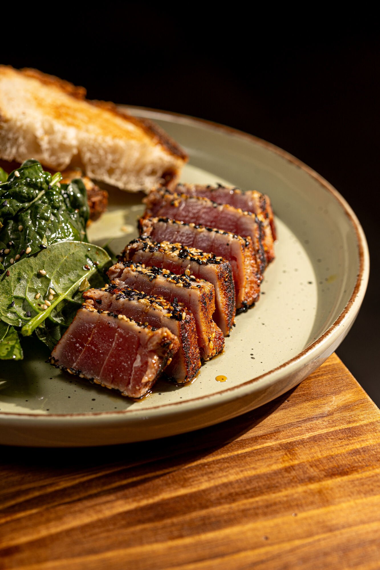 Tataki de atún con sésamo y kale