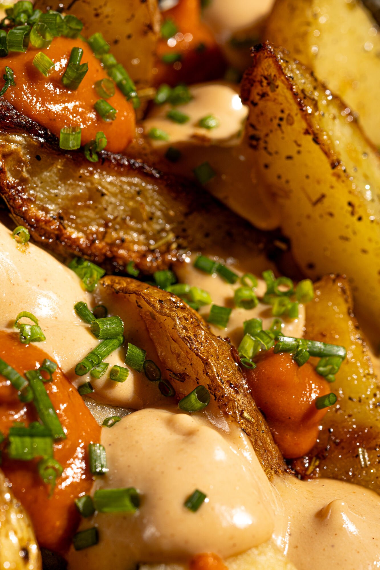 Patatas asadas con cebollino y salsa