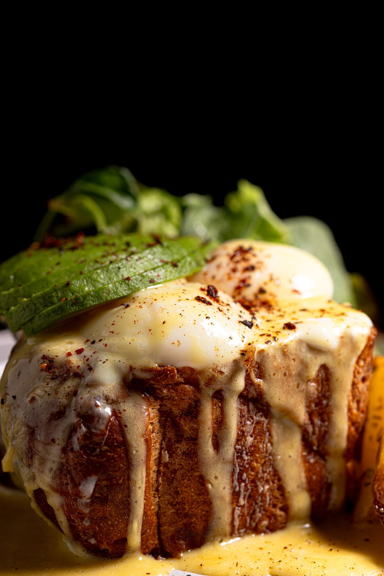 Huevo Benedict sobre brioche