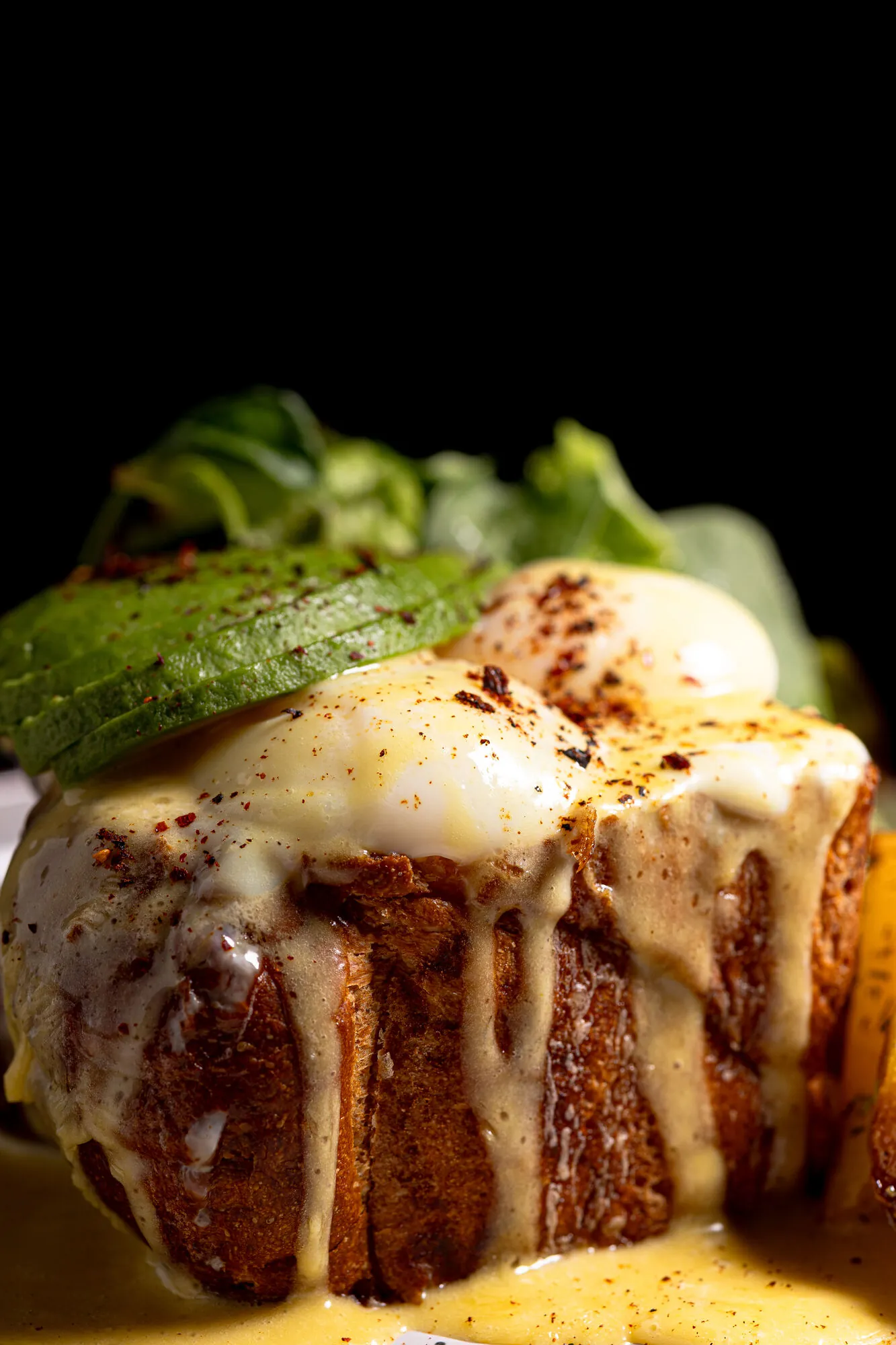 Huevo Benedict sobre brioche