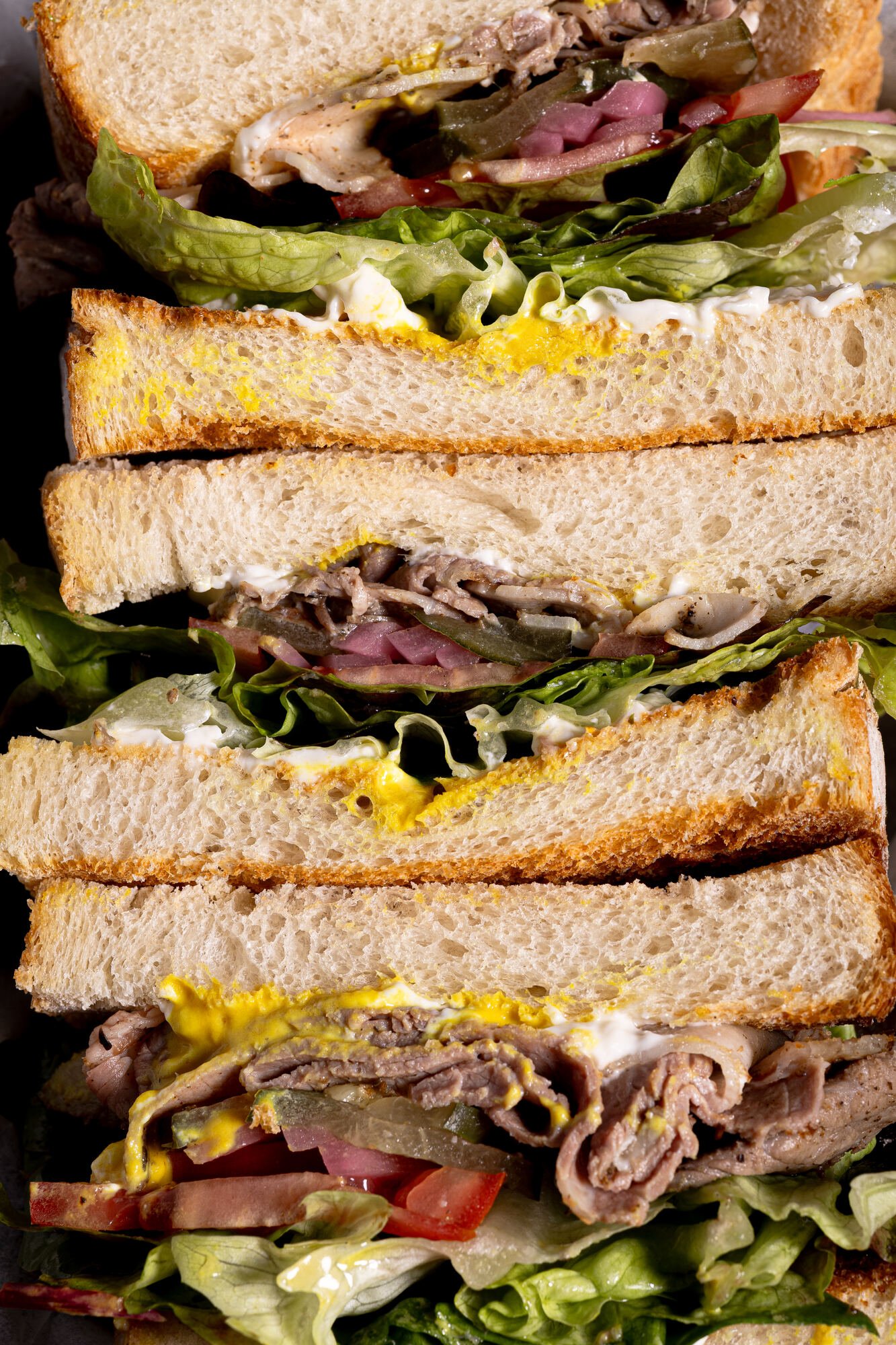 Sándwiches caseros apilados