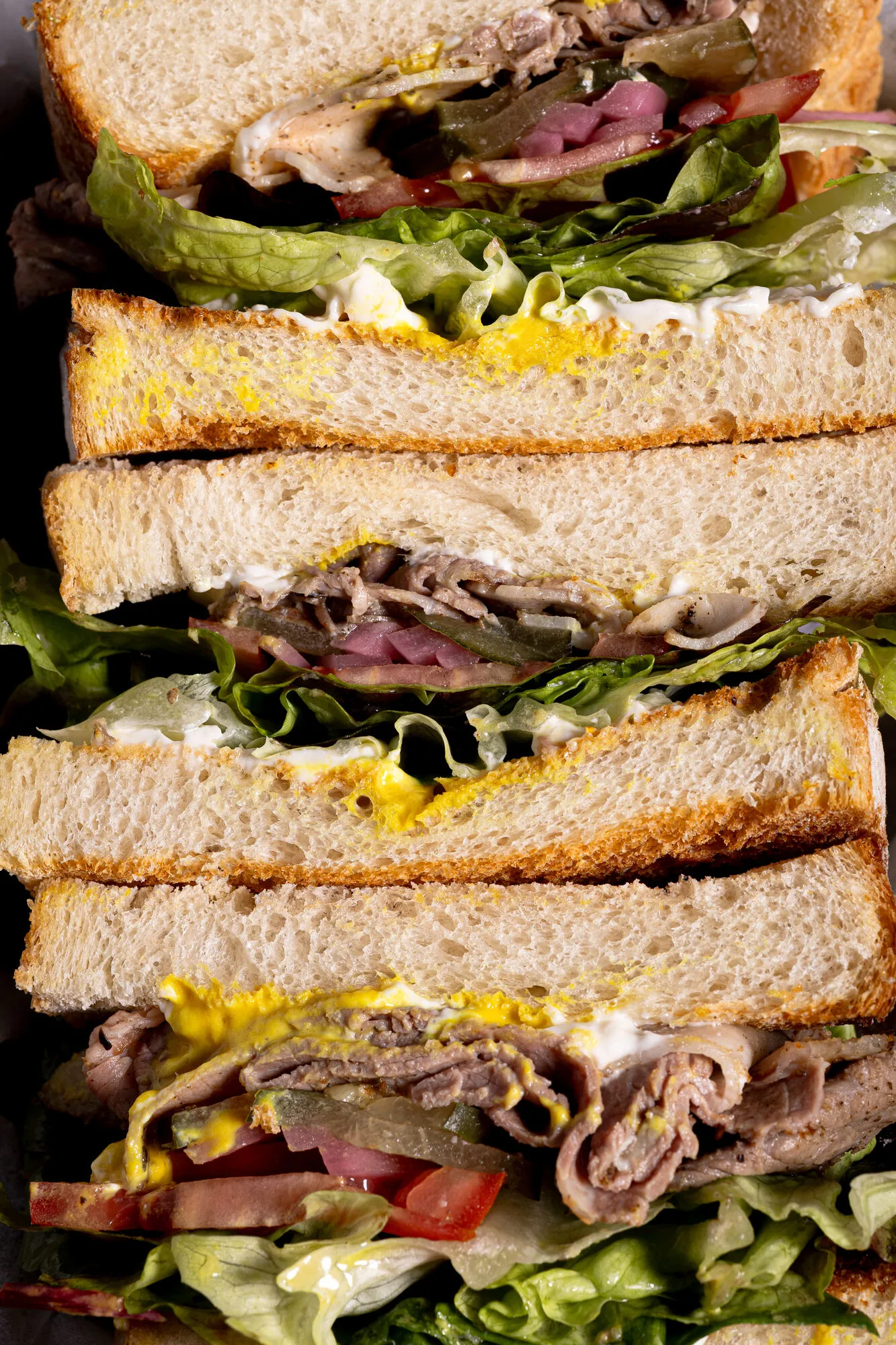 Sándwiches caseros apilados