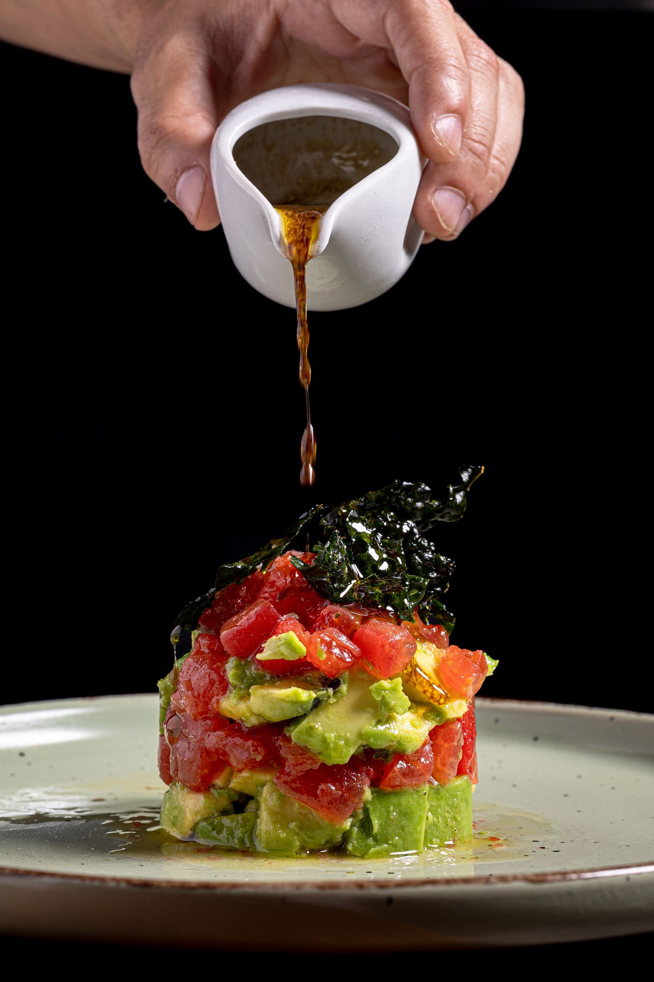 Tartar de atún y aguacate con alga crujiente