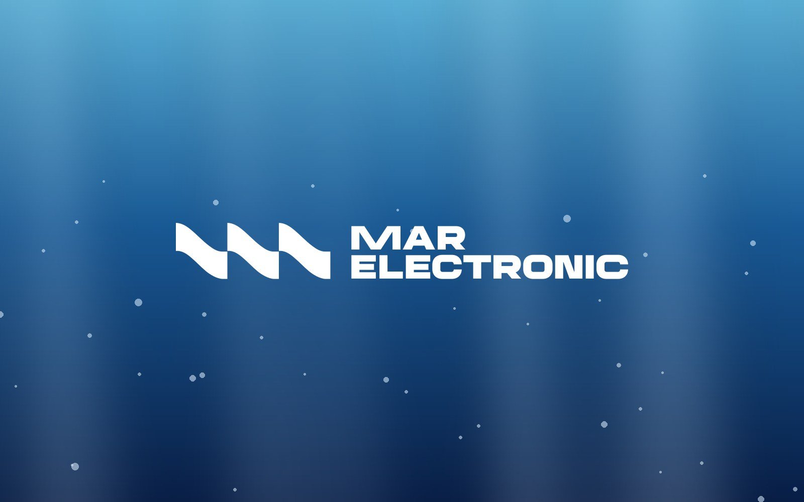 Logotipo MAR Electronic centrado sobre gradiente subacuático con rayos de luz y burbujas