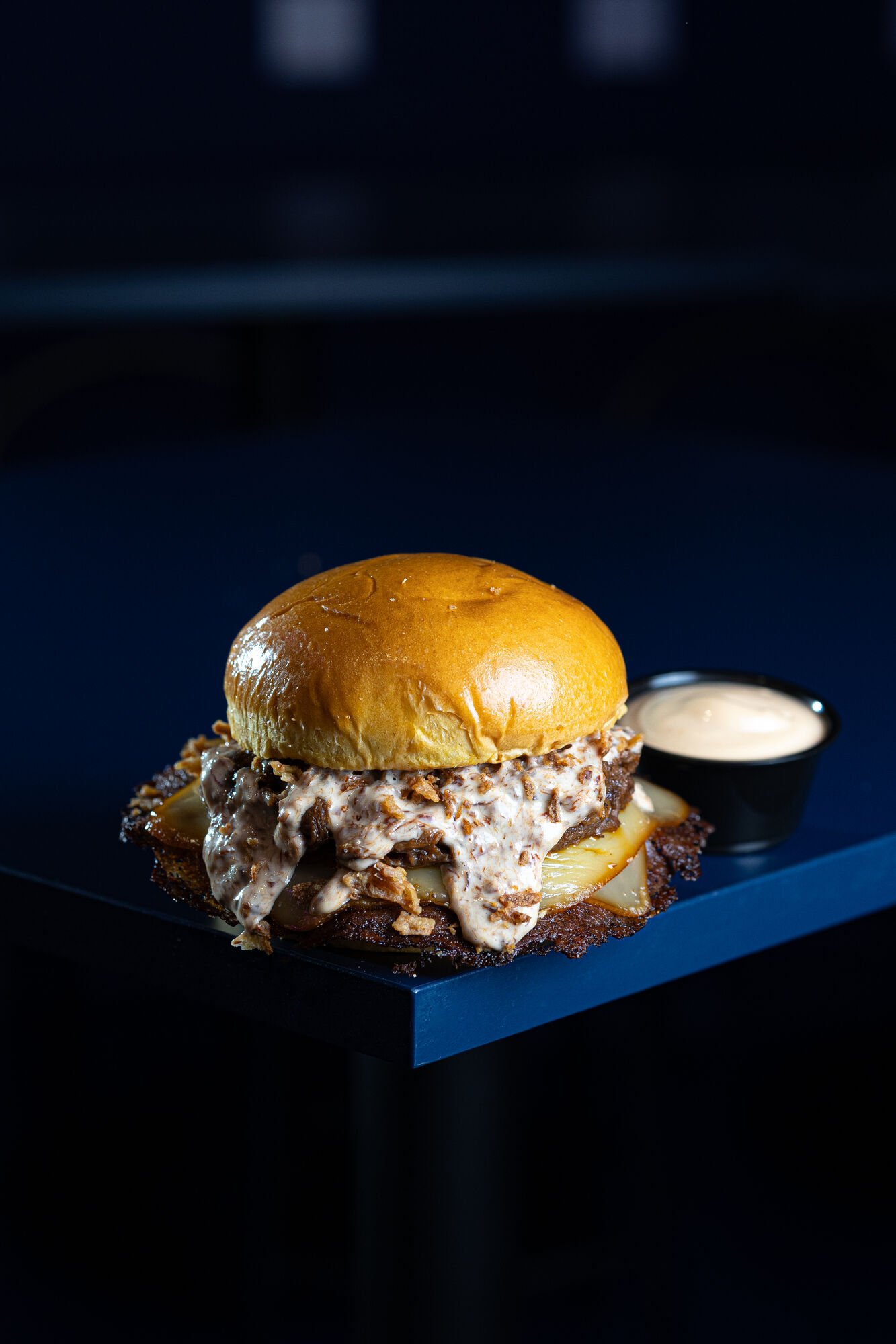 Hamburguesa carnosa sobre superficie metálica