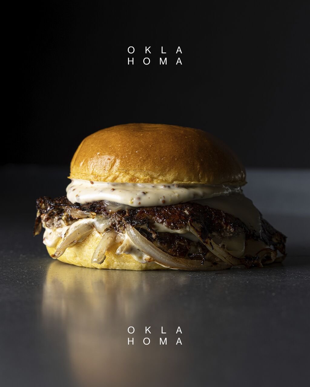 Frontal de hamburguesa con cebolla y queso fundido