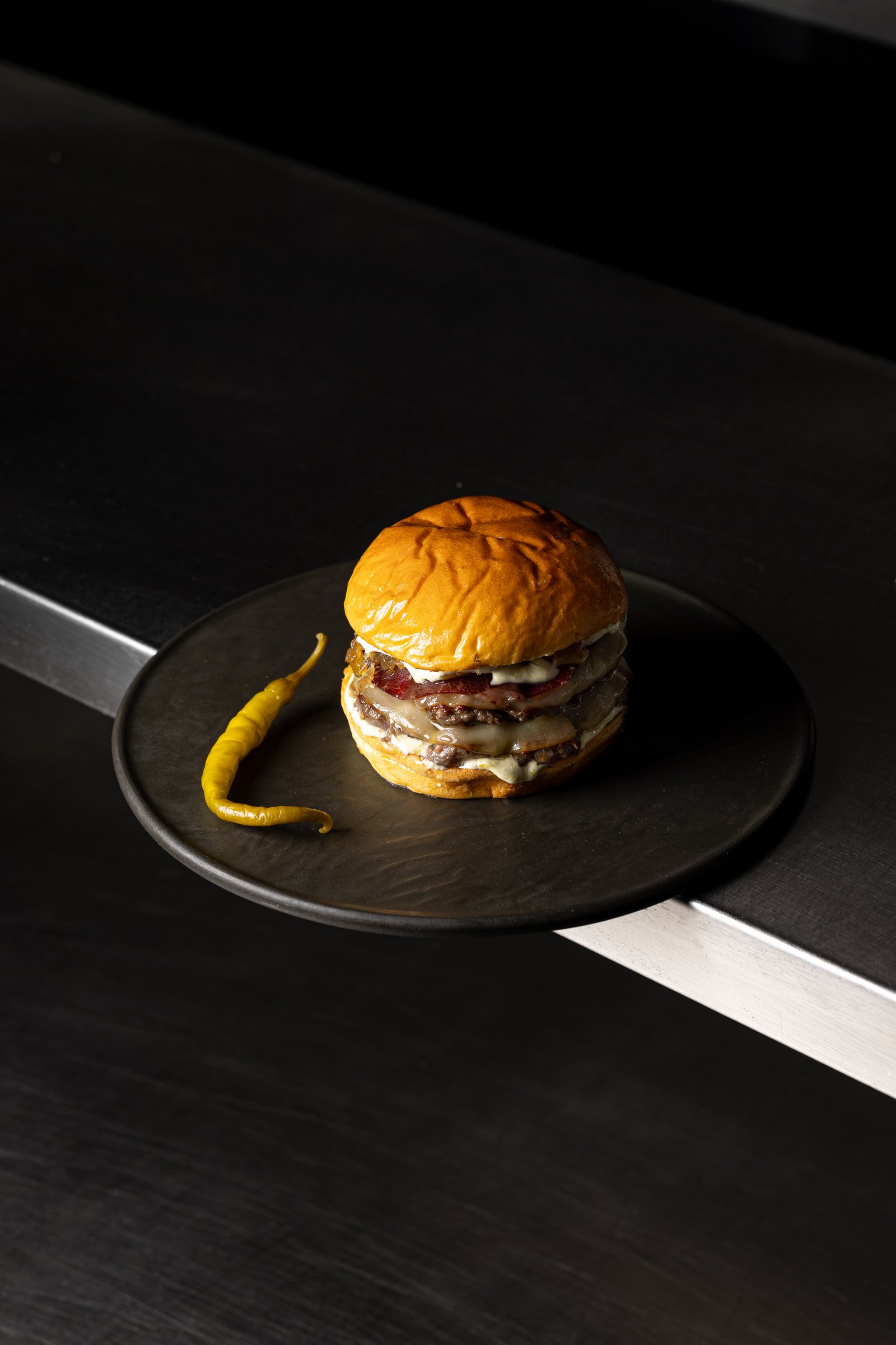 Cuchillo cortando la burger Piparrona en sesión de fotos