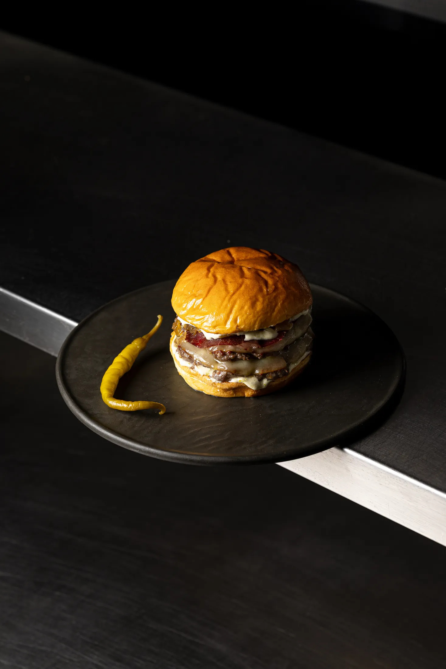 Cuchillo cortando la burger Piparrona en sesión de fotos