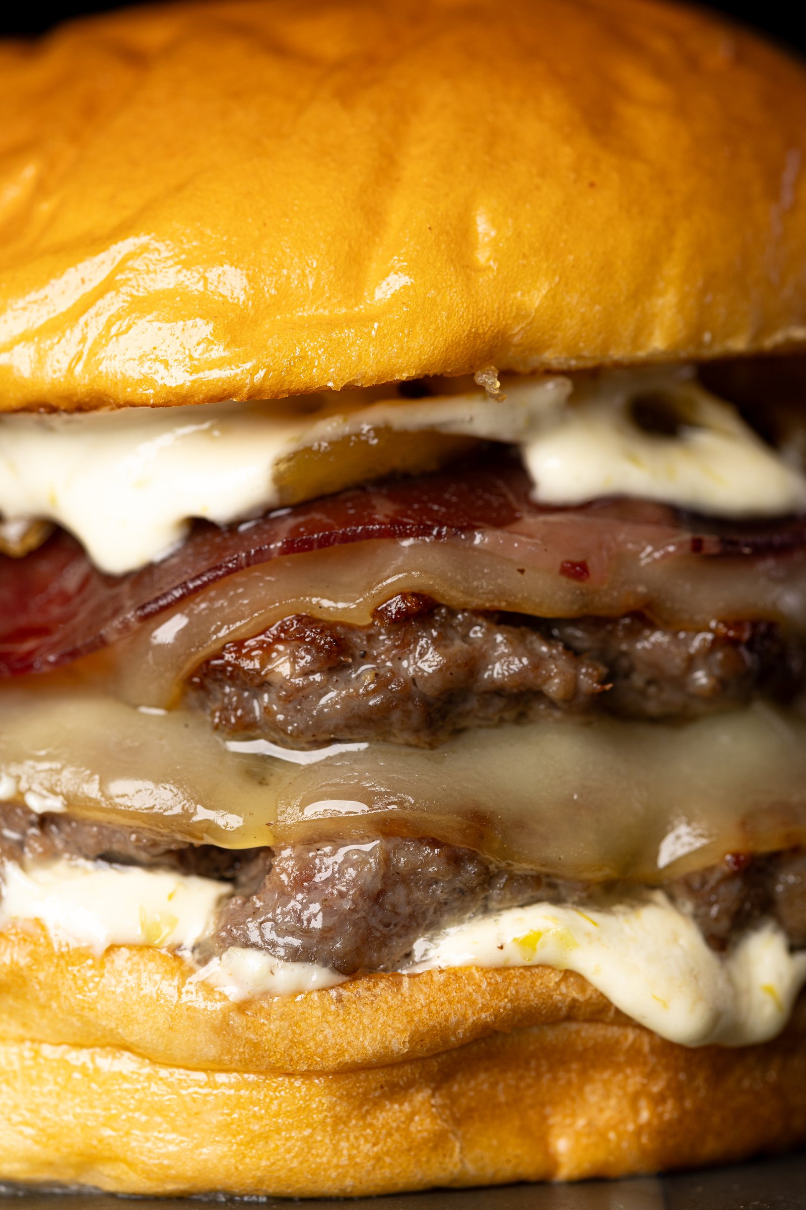 Bodegón de hamburguesa premium fotografiado para campaña